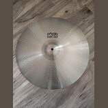 Kruhový kovový činel s kovaným povrchem a viditelnými důlky. Na horní části je černý nápis pAiste GIANT BEAT. Povrch vykazuje mírné známky používání…