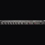 Černý rackový procesor s nápisem DYNACORD PowerMax 230 a doplňkem PowerMax stereo ACTIVE SPEAKER CONTROLLER. Přední panel obsahuje sekce INPUT, LO-CU…