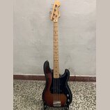 Elektrická basová kytara s trupem v sunburst provedení a černým pickguardem. Na hlavě hmatníku je viditelný nápis Squier. Krk a hmatník jsou vyrobeny…