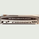 Černý basový zesilovač s nápisem GALLIEN-KRUEGER a logem GK. Na předním panelu je vpravo označení modelu 1001RB a přepínač POWER. Zařízení obsahuje ř…