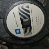 Fotografie zachycuje zadní část reproduktoru s bílým štítkem. Na štítku je modré logo JBL a nápisy Musical Products, JAMES B LANSING SOUND, INC NORTH…
