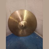 Zlatavý mosazný činel s viditelným opracováním povrchu v koncentrických kruzích. V horní části je vyryt nápis ZILDJIAN. Povrch vykazuje drobné škrába…