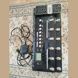 Černý kytarový procesor s kovovými spínači a ovládacími knoflíky. Na přístroji jsou nápisy LINE 6, POD X3 LIVE a označení sekcí jako COMP (BOOST), DE…