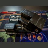 Černý bezdrátový systém WL-50 Wireless System značky BOSS, který se skládá z přijímače a vysílače. Na přijímači jsou nápisy BOSS, Wireless System WL-…