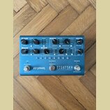 Modrý efekt pedál s nápisy strymon. a NIGHTSKY time-warped reverberator. Zařízení má v horní části řadu bílých ovládacích knoflíků a přepínačů s popi…