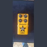 Žlutý efekt pedál s čtyřmi černými ovládacími knoflíky. Na pedálu jsou nápisy GAIN, LEVEL, ISF a TONE, logo Blackstar® a označení LT DIST pod černou…