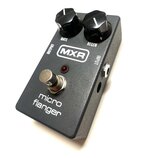 Šedý efekt pedál s nápisem micro flanger a logem MXR. Na horní straně jsou dva černé ovládací knoflíky s popisky RATE a REGEN. V dolní části je umíst…