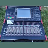 Černý digitální mixovací pult s červenými ochrannými rohy. V horní části je nápis DiGiCo a model SD9, uprostřed velký displej a v dolní části řady po…