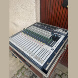 Míchací pult značky Soundcraft, model Efx 16, umístěný v transportním kufru. Zařízení má stříbrno-šedé provedení s řadou potenciometrů, posuvníků a b…