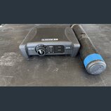 Černý bezdrátový přijímač a mikrofon. Na přijímači je nápis LINE 6, označení XD-V35 a text 2.4GHz DIGITAL WIRELESS SYSTEM, dále nápisy TRANS STATUS,…