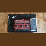 Červený multi-efektový procesor s nápisem ZOOM B3n Multi-Effects Processor. Zařízení má tři displeje, ovládací knoflíky a tři nožní spínače označené…