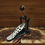 Fotografie znázorňuje černý basový pedál z kovu s nerezovým šlapadlem. Na šlapadle je vyvěrtáno několik otvorů a jsou zde nápisy „V4“ a „BASIX“. Kons…