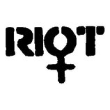 Černobílý obrázek s nápisem RIOT. Písmo je stylizované, přičemž písmeno O je nahrazeno symbolem připomínajícím ženské znamení.