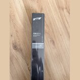Fotografie znázorňuje úzký černý kartonový obal s produktem uvnitř. Na obalu je bílý nápis CGN 99 H/L a text Condenser Gooseneck Microphone. Ve spodn…