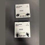 Dvě stříbrná zařízení s nápisem TUBE ULTRAGAIN MIC100. Horní jednotka má vedle modelu bílé čtverečky s čísly 1 a 2 a logo BEHRINGER v kruhu. Spodní j…
