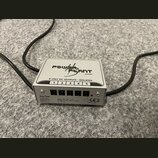 Stříbrný napájecí adaptér s nápisem POWER PLANT Junior. Na horní části je text 9 VOLT DC OUTPUTS - ISOLATED a číslování výstupů od 1 do 5. Přední pan…