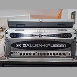 Kytarový zesilovač v transportním kufru s hliníkovými hranami. Na předním panelu je nápis GK GALLIEN-KRUEGER a vpravo dole označení 2001RB BASSAMP. H…