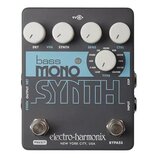 Šedý efekt pedál s modrým středovým panelem. Na horní části jsou čtyři bílé otočné oválkové knoflíky s popisky DRY, VOL SYNTH, SENS a CTRL. Uprostřed…