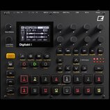 Černý sampler Digitakt II s displejem, na kterém je zobrazen zvukový vlnový průběh a text „WISPDISK“. Zařízení obsahuje osm otočných knoflíků označen…