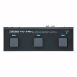 Černý bezdrátový nožní spínač s třemi šedými tlačítky. Na horní části je bílý nápis BOSS FS-1-WL WIRELESS FOOT SWITCH a vpravo nápis POWER vedle zele…