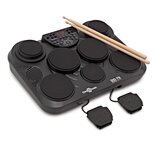 Černá elektronická bicí sada s osmi gumovými pady a dvěma př춧ky. Na těle nástroje je bílý nápis Gear4music a označení DD-70 DIGITAL DRUM. V horní čás…