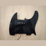 Černý plastový pickguard pro elektrickou kytaru s jedním osazeným snímačem. Snímač je černý a má šest viditelných kovových pólů. Povrch pickguardu je…