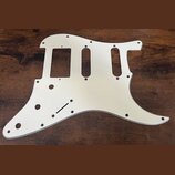 Stříbrný kovový pickguard pro elektrickou kytaru s výřezy pro tři snímače. Povrch je hladký a reflexní, bez viditelných značek, log nebo nápisů. Kous…