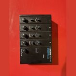 Černý kompaktní mixér s nápisem BOSS BX-4 4CHANNEL STEREO MIXER. Zařízení má čtyři identické kanály s ovladači VOLUME, PANPOT a GAIN (s přepínačem LI…