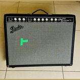 Kytarový kombozesilovač s černým krytem a stříbrno-šedou textilní maskou. Na ovládacím panelu jsou nápisy NORMAL, VOLUME, TREBLE, BASS, BRIGHT a vpra…