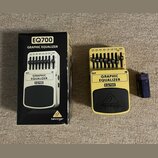 Žlutý kytarový pedál s černým spodním panelem, na kterém je logo behringer. Na horní části jsou nápisy GRAPHIC EQUALIZER a EQ700, vstupy OUT a IN a ř…