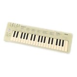 Bílá klávesová klaviatura s plastovým šasi. V pravém horním rohu je černý nápis YAMAHA a pod ním menší, nečitelný text. Horní panel obsahuje několik…