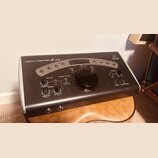 Černý monitorovací kontrolér s bílým rámem a nápisem BEHRINGER v pravém horním rohu. Na předním panelu je uveden model XENYX CONTROL 2 USB a jsou zde…