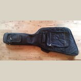 Černý poloměký pouzdro (gig bag) na kytaru s dvěma zipovými kapsami na přední straně. Povrch je z černé textilie s jemnými žlutými lemovými detaily.…