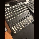 Fotografie zobrazuje čtyři identické černé míchací konzole značky ALLEN & HEATH a XONE, které jsou umístěny vedle sebe. Každé zařízení má řadu bílých…