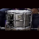 Stříbrný snare drum s chromovaným obručováním a napínacími šrouby. Na korpusu je umístěno černé kulaté logo s nápisy „Ludwig“, „Black Magic“ a „SNARE…