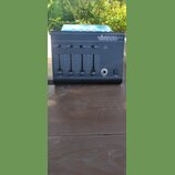 Černý mixážní pult s nápisem vivanco MX 510 v pravém horním rohu. Přístroj má čtyři posuvníky s popisky micro, phono, cd1 a nečitelný čtvrtý kanál, č…
