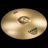 Zlatý kovový činel s viditelným rýhováním povrchu. Na povrchu jsou černé nápisy „XSR Ride“ a logo „SABIAN“. Nástroj vykazuje čistý, lesklý povrch bez…