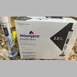 Na fotografii není žádný hudební nástroj ani příslušenství, ale krabička a injekční pero s názvem mounjaro (tirzepatide) injection. Na obalu je uvede…