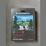 Černá krabice s nápisem EVERGREEN a obrázkem krajiny s horami a dálnicí. Dole je uveden typ konektorů RCA ↔ RCA a vlastnosti: Solid Long-Grain Copper…
