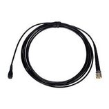 Černý audio kabel svázaný v kruh. Na koncích jsou dva různé konektory, z nichž jeden je kovový se zlatým povrchem. Na kabelu nejsou viditelné žádné z…