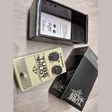 Kytarový efekt v béžovém provedení s nápisy TUBE PILOT a OVERDRIVE. Na šasi je viditelné logo tc electronic, spínací tlačítko s nápisem TRUE BYPASS a…