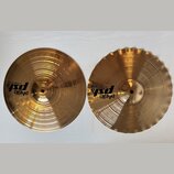 Dva mosazné činely s koncentrickým žebrováním. Na obou je černé logo Paiste a nápis ps5. Levý činel má nápis 14" SQUARED EDGE HI-HATS TOP a pravý náp…