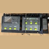 Na černém pedalboardu jsou umístěna dvě zařízení značky Fractal Audio Systems. Vlevo je procesor s nápisem FM3 AMP MODELER / FX PROCESSOR, vpravo je…