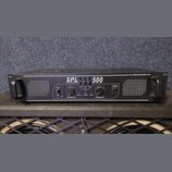 Černý rackový zesilovač s úchyty po stranách. Na předním panelu je bílý nápis SPL EQ-SERIES 500 a v pravém horním rohu text SPL SERIES AMPLIFIER. Zař…