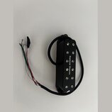 Černý humbucker s nápisem Seymour Duncan na povrchu. Nástroj má šest viditelných šroubů v řadě a je připojen k černému kabelu s odkrytými barevnými v…