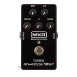 Černý kytarový efekt s pěti ovládacími knoflíky popsanými jako DRY, FX, DECAY, Q a SENS. Uprostřed je bílé logo MXR a pod ním nápis BASSINNOVATIONS.…