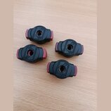 Čtyři černé ladicí hlavy s červenými plastovými knoflíky. Povrch hlav je zdobený vrytou geometrickou linkou. Na předmětech nejsou žádné viditelné zna…