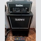 Černý kytarový kombozesilovač značky SubZero složený z hlavy a boxu. Na předním panelu hlavy je nápis SubZero a označení modelu SA20E. Na mřížce spod…