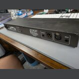 Černý rackový přístroj s kovovým povrchem. Na zadní straně je bílý nápis DOD SR431 s malým logem a textem "DOD Professional Products Sandy, UT U.S.A…