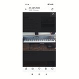 Černý digitální klavír na černém stojanu. Na levé straně je nápis KURZWEIL a v pravé horní části označení modelu SP88. Nástroj má ovládací prvky v ho…
